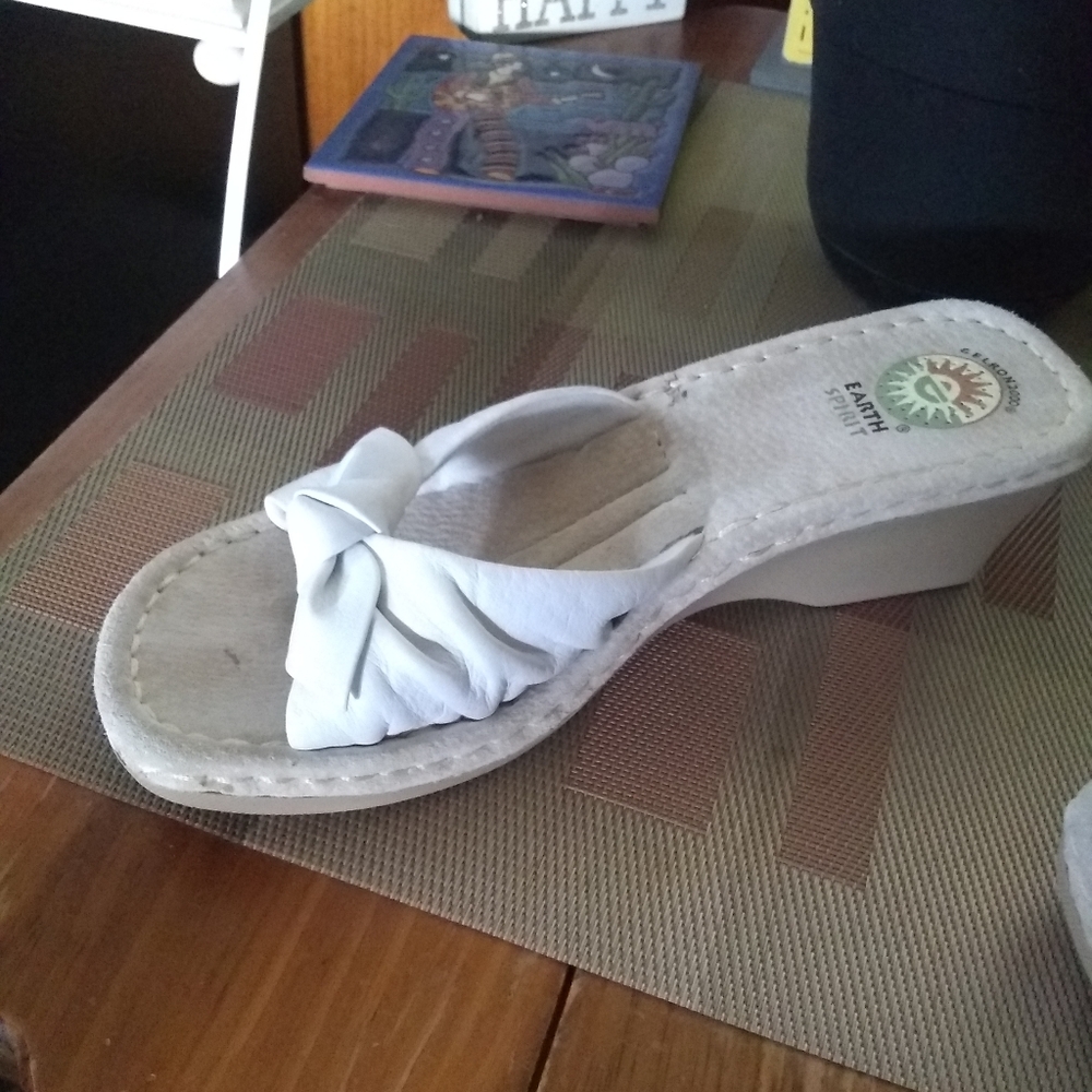 Earth Spirit White Leather Bow Platform Sandals